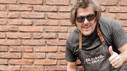 Fernando arrancó a fabricar la pintura en el garage de su casa.