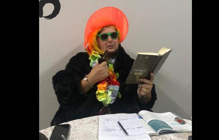 Rosita tiene su propia escenografía en el garage del tío de Lucas.