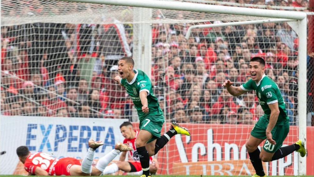 El pibe entró y definió el partido para un triunfo clave para el Taladro.