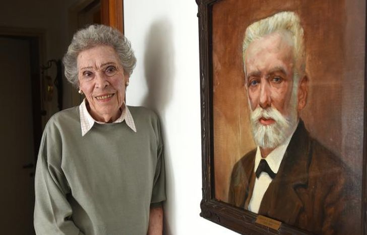 Sara junto a un retrato de su abuelo, quien luchó por los derechos de los animales.