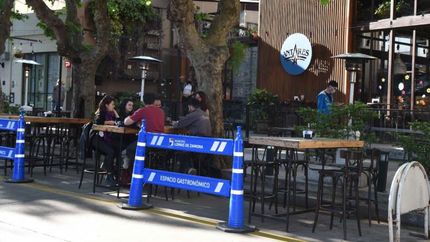 Vallas y mesas sobre la calle Sixto Fernández.