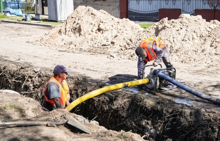 Las cuadrillas instalan cañerías, conductos pluviales, sumideros y bocas de inspección.