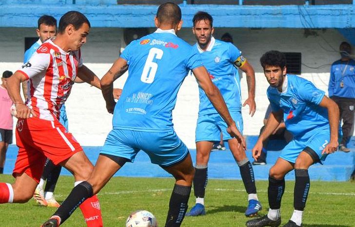 Giménez en acción durante la derrota frente a J.J. Urquiza.