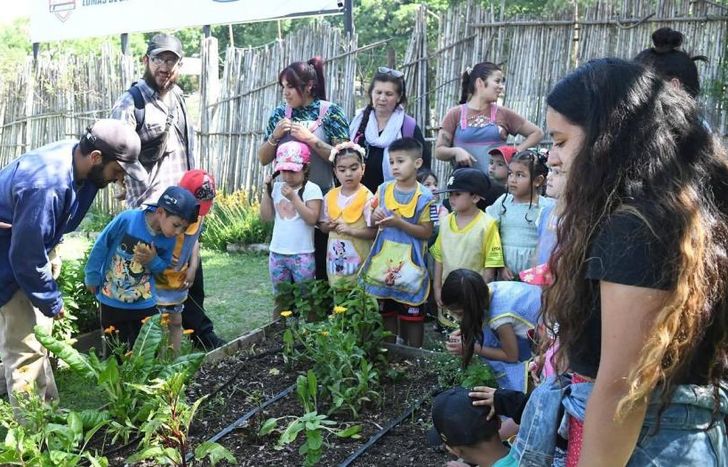 El Municipio también organiza talleres de huerta para escuelas y vecinos.