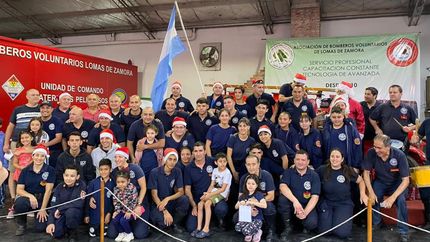 Todo el cuartel acompañó a los vecinos junto a Papá Noel.
