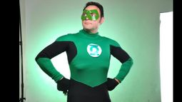 Oscar en su personaje de linterna verde.