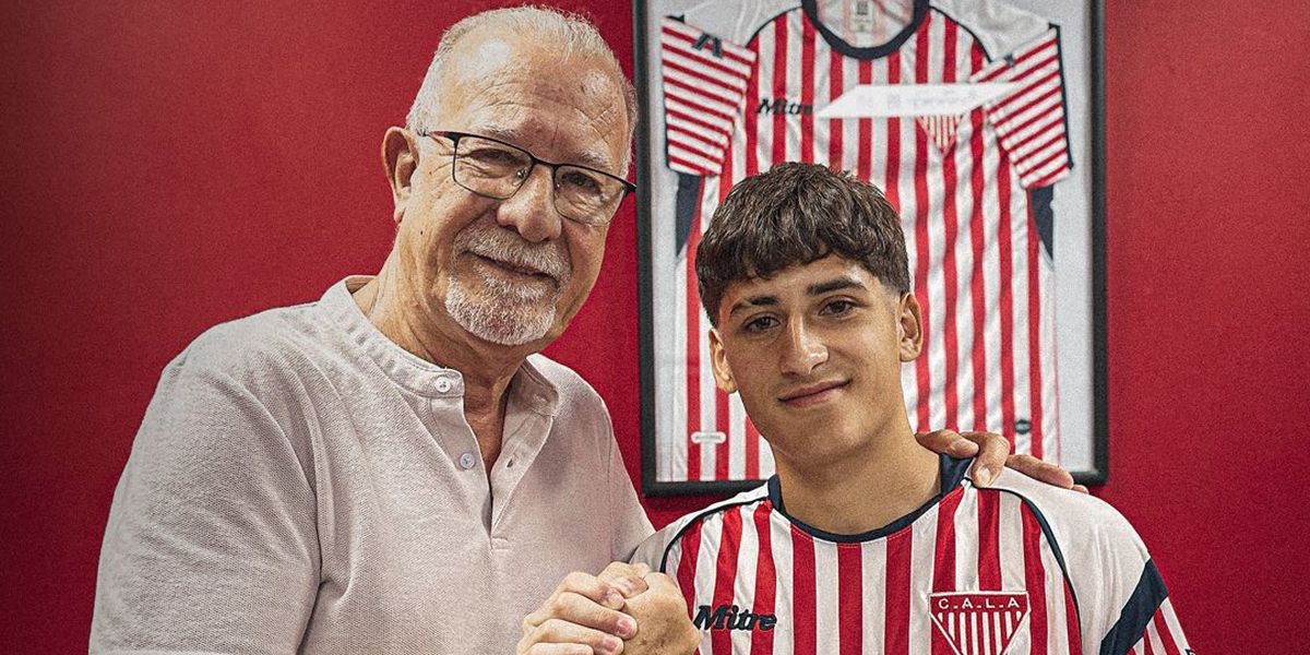 Valdez Chamorro, junto al presidente Plaini, firmó su contrato con Los Andes.
