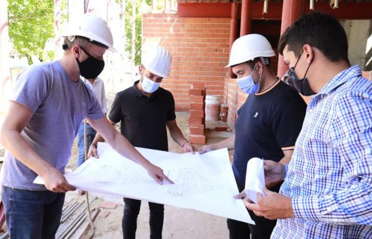 Insaurralde recorrió los trabajos en el edificio.