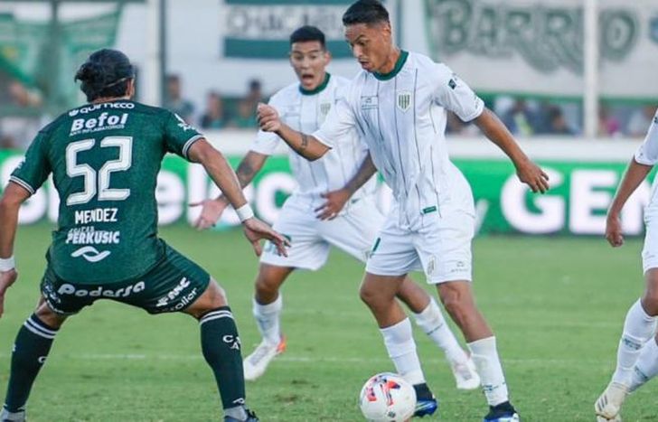 Matías Romero maniobra frente a la marca de Méndez.