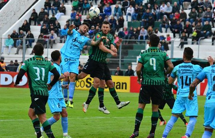 Temperley enfrenta a San Martín de San Juan en un choque crucial.