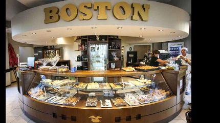 Los trabajadores sobrevivieron vendiendo medialunas y café en la puerta para evitar el cierre definitivo