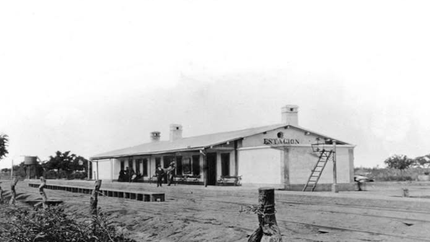 Una imagen del primer edificio de trenes de Lomas de Zamora en 1870.