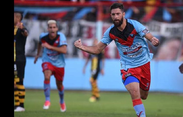 Ignacio Bogino festeja su gol, el que le daba la ventaja parcial a Brown de Adrogué.