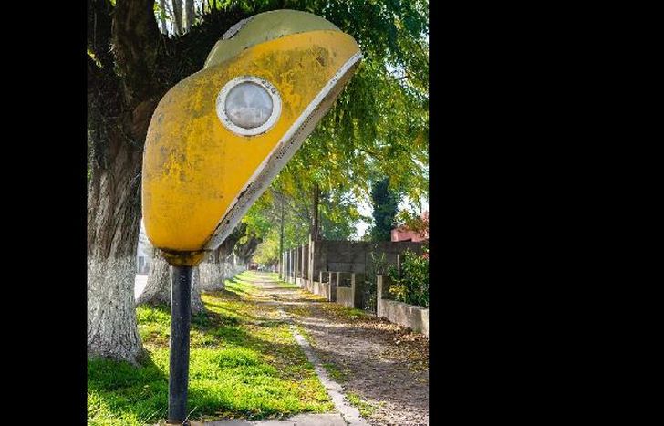 una simple cabina telefónica es parte de las anécdotas de un poblado chico o algún paraje