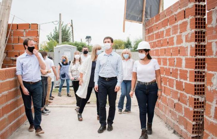 Mantegazza recorrió obras en establecimientos educativos.