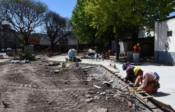 Están renovando y ampliando las veredas en los alrededores de la estación.