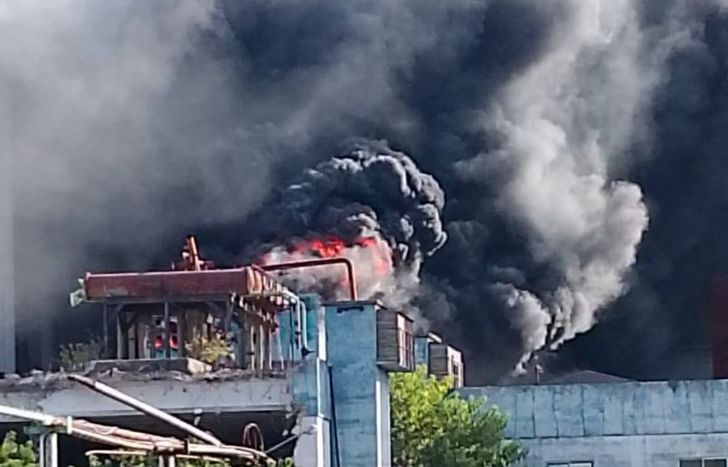 El incendio en la antigua fábrica de Llavallol.