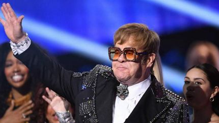 Elton John participa en la canción The Pink Panthom.