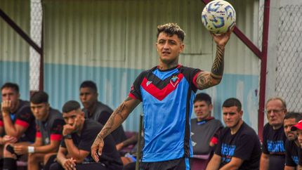 Ayrton Sánchez, el ex Brown de Adrogué que chicaneó a San Martín de Burzaco. Ayrton Sánchez, el ex Brown de Adrogué que chicaneó a San Martín de Burzaco.