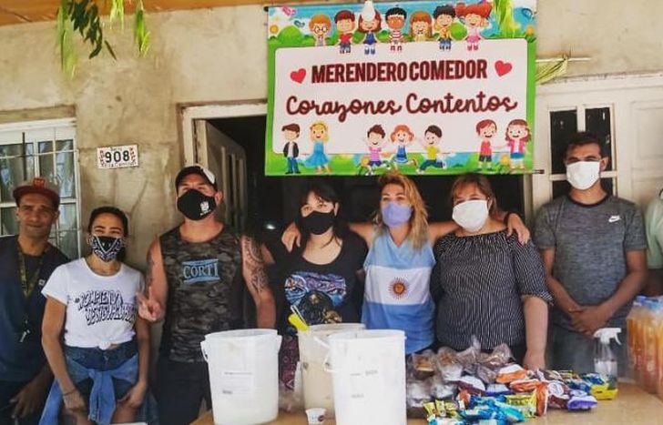 La agrupación local apadrinan a los dos merenderos de Echeverría.