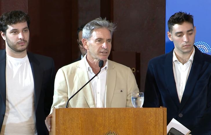 Pablo Ghisoni en el Senado junto a sus hijos.