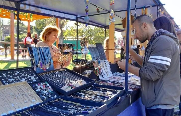 El paseo de compras incluye espectáculos gratuitos de artistas locales.