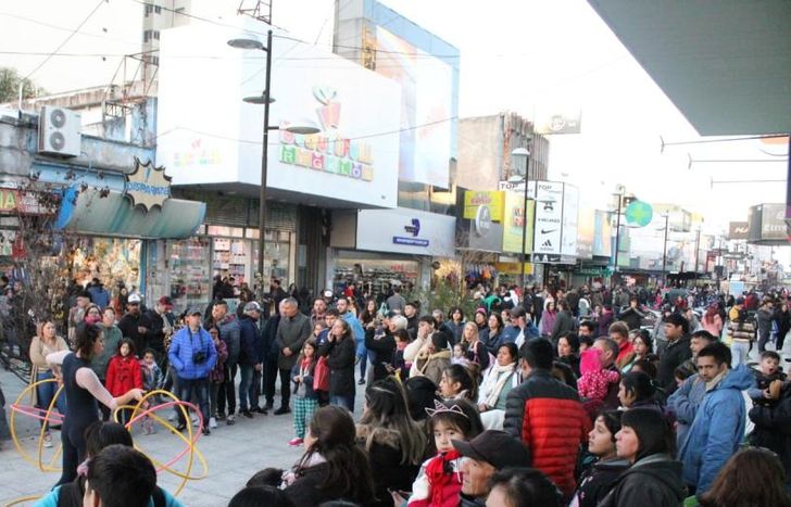 Cientos de vecinos disfrutaron gratis de los shows mientras paseaban.