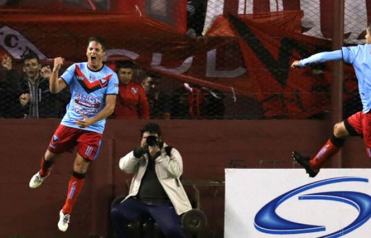 Olivares (izquierda) grita su gol, se asocia Garate en el festejo