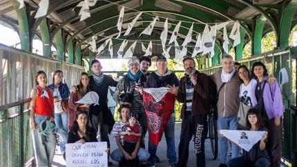 Temperley: llenaron de pañuelos de las Madres de Plaza de Mayo el puente de la estación. Gentileza: Lucia Vite / @luci.vite / @estudidoblel Temperley: llenaron de pañuelos de las Madres de Plaza de Mayo el puente de la estación. Gentileza: Lucia Vite / @luci.vite / @estudidoblel