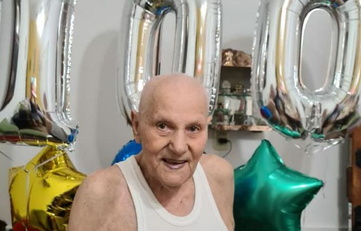 Ángel tiene dos hijos, cinco nietos y diez bisnietos.