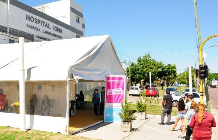 La carpa en la puerta del Hospital donde se vacuna a los docentes