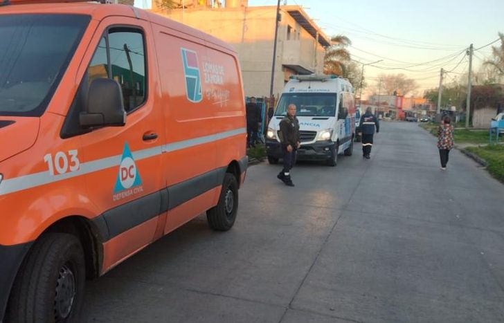 Defensa Civil y una ambulancia de Emergencias Lomas en el lugar.