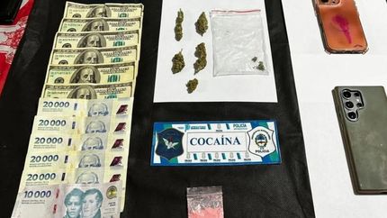 Droga, dinero y celulares incautados a la mujer y su acompañante.