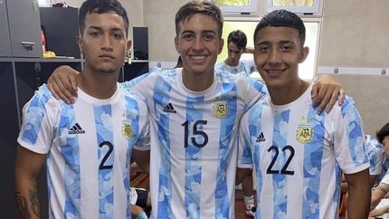 Los pibes granates vestidos de celeste y blanco. Los pibes granates vestidos de celeste y blanco.