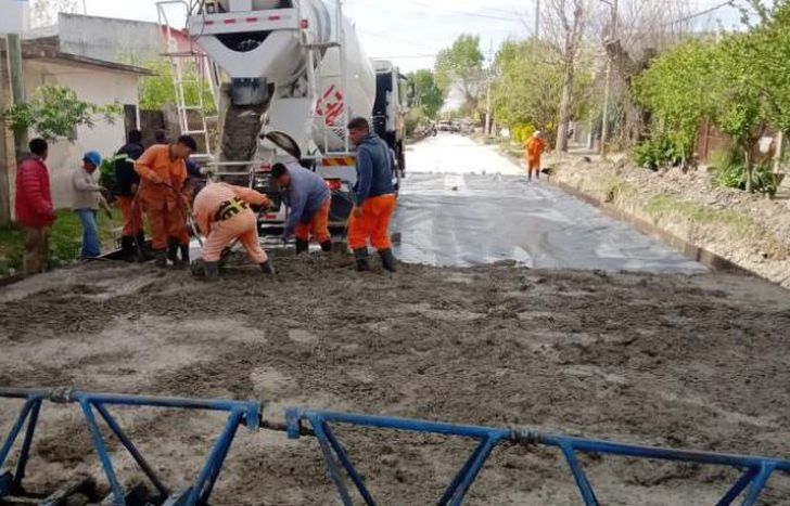 Los trabajos de las cuadrillas, junto a la maquinaria y el hormigón.
