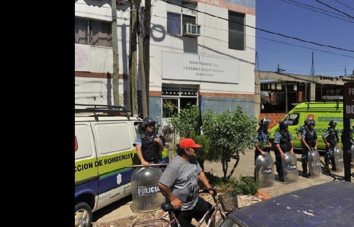 Este viernes, familiares y amigos de los diez presos que murieron marcharon hasta el frente de la sede policial para reclamar justicia.