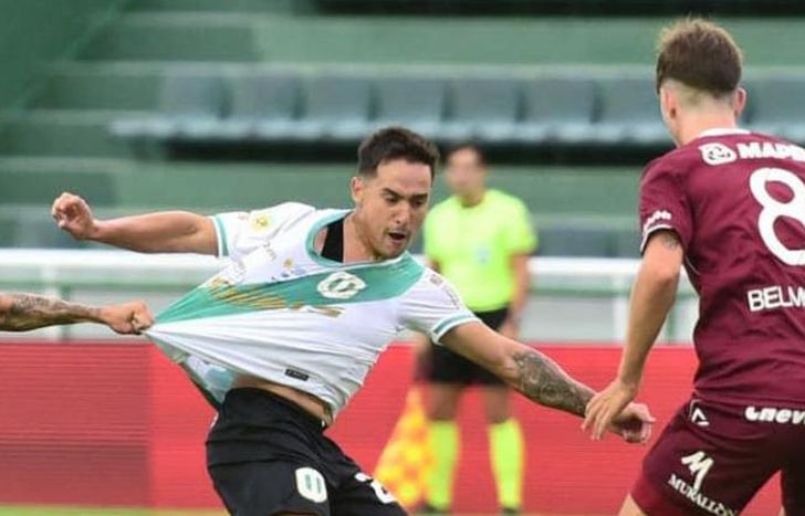 Lucho Gómez, en una postal del clásico frente a Lanús.