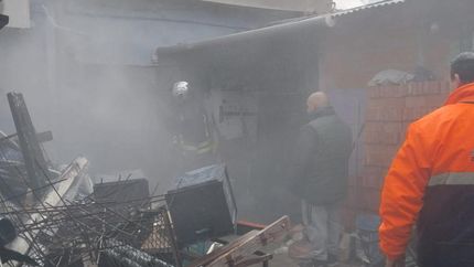 Bomberos y Defensa Civil, en el lugar del incendio.