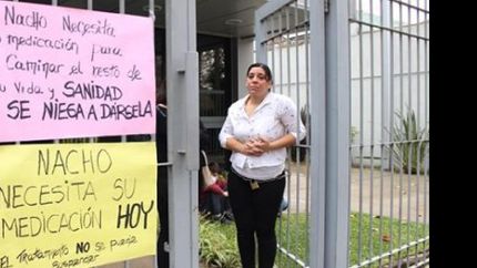 una mujer se encadeno frente a la obra social