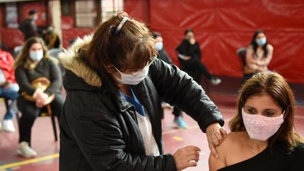 covid: habilitan la cuarta dosis libre para mayores de 18 anos