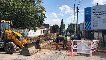 Por otro lado, se están reparando los baches que hay en la calle Francisco Siritto, en el tramo que va desde Santa Isabel hacia José M. Jorge, en el barrio Parque Barón.