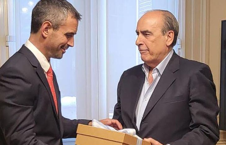 Guillermo Francos y Martín Menem, con el documento de más de 300 páginas.