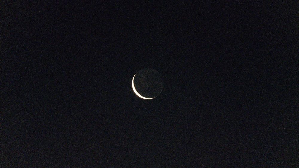 Las increíbles imágenes de la Luna sobre Lomas y el eclipse que se acerca. Las increíbles imágenes de la Luna sobre Lomas y el eclipse que se acerca.