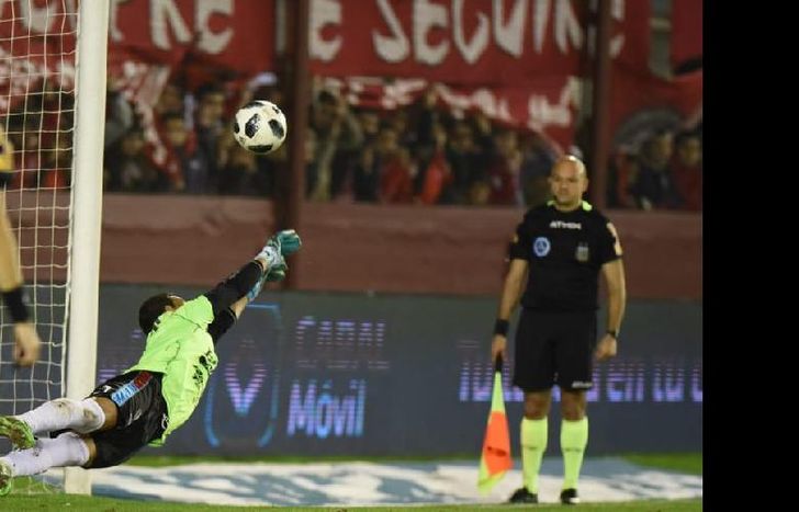 Ríos se arroja a su izquierda y desvía el penal de Figal para clasificar a Brown.