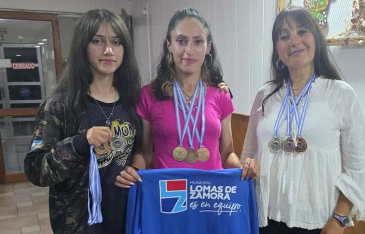 Las chicas junto a la compañera que es parte del equipo para los Torneos Nacionales y Sudamericanos.