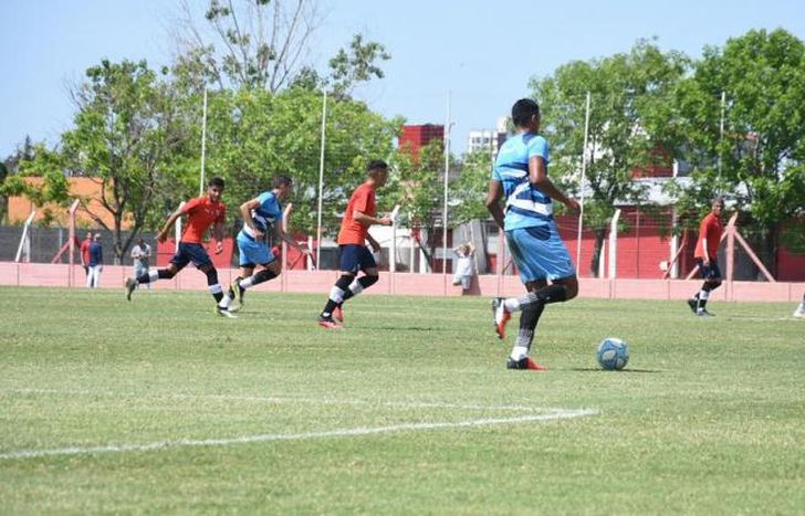 El Gasolero sumó minutos de fútbol en Villa Domínico.