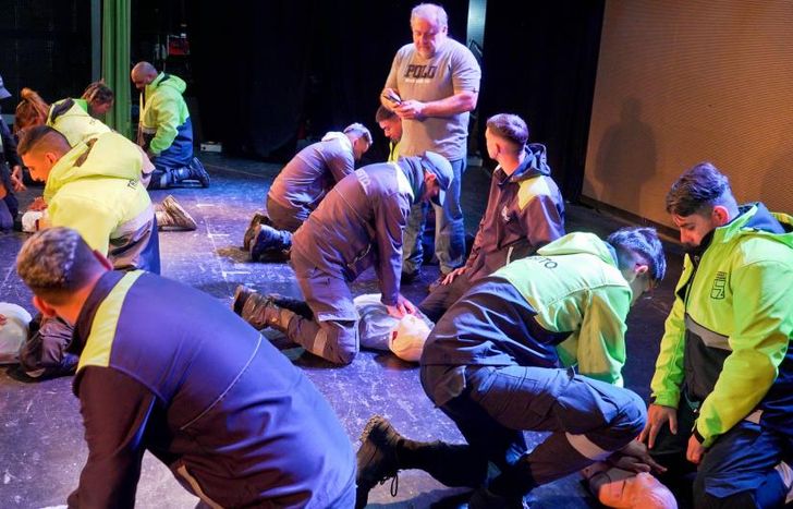 La capacitación se realizó en el escenario del Teatro del Municipio.