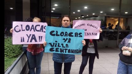 Grupos de vecinos concurrieron a la empresa para exigir respuestas.