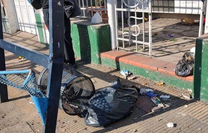 Así quedó la parada de colectivos tras el impacto.