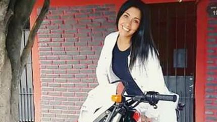 La mujer recibió un impacto de bala en la cabeza.